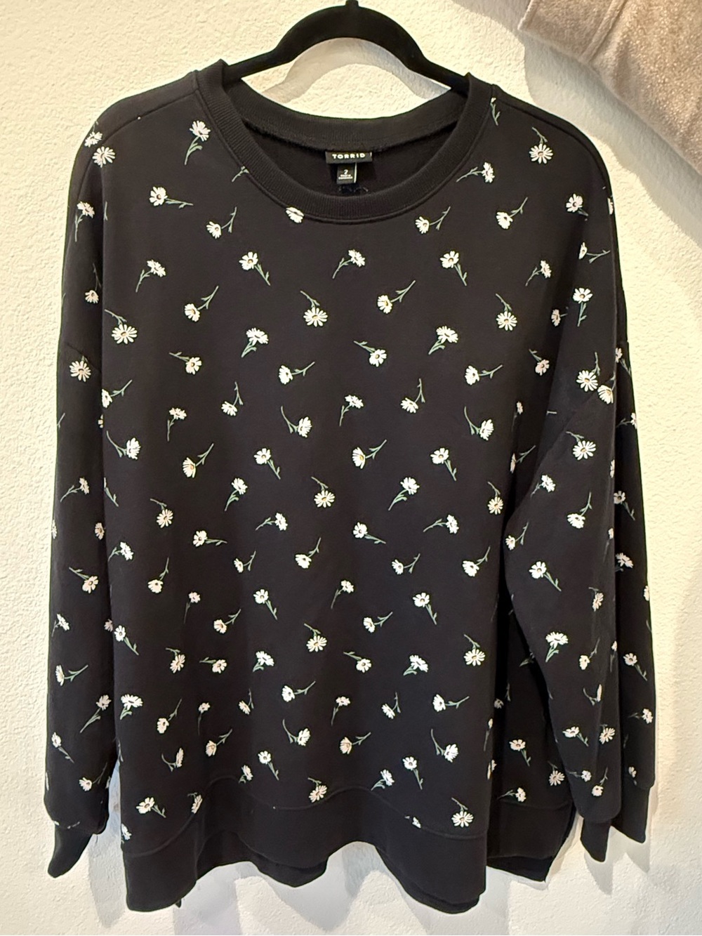 Torrid Black Daisy Print Pullover Sweatshirt